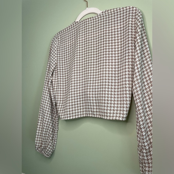 3 for $15 🦋 LIKE NEW Houndstooth Crop Tie Top - Long-sleeve - Picture 3 of 8